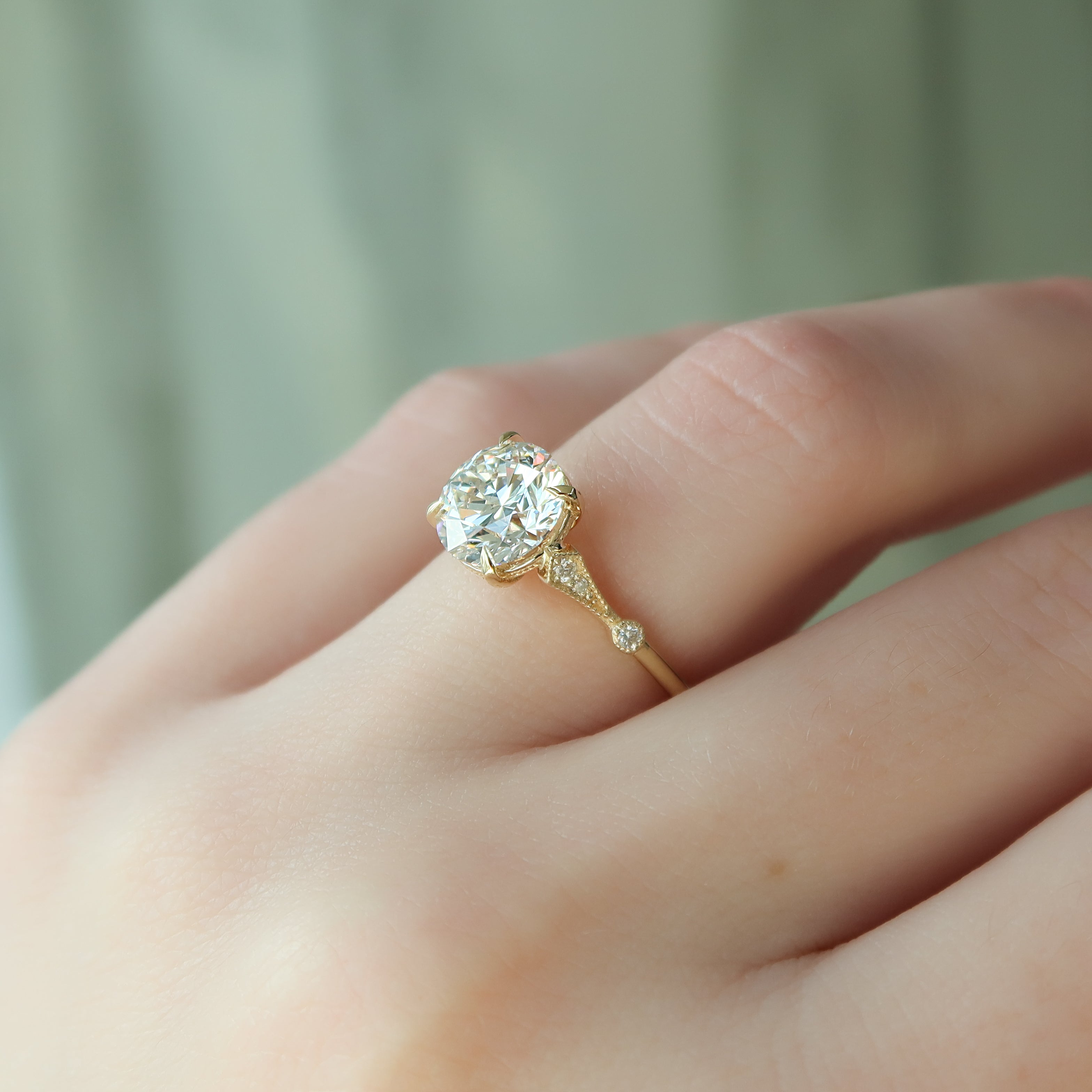 2.0 - 4.0 CT Round Cut Lab Grown Diamond Amber-setting Engagement Ring