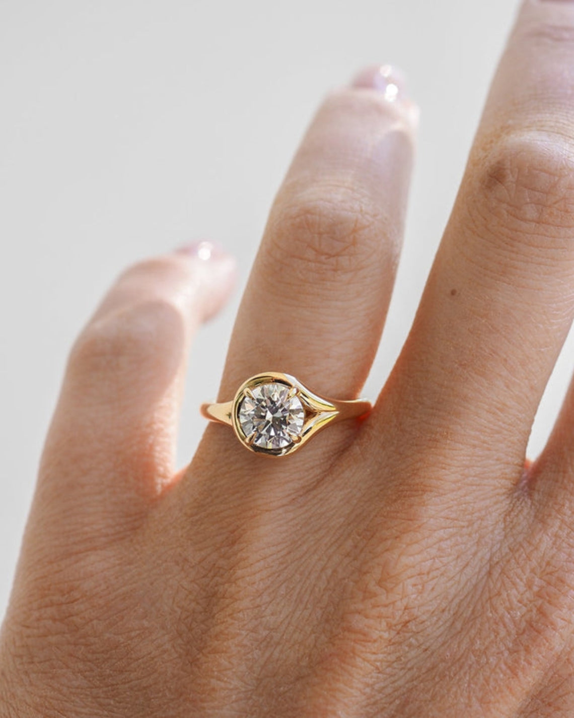 1.0 to 3.0 carats round shaped lab-grown CVD diamond solitaire engagement ring with sleek, timeless design and brilliant sparkle