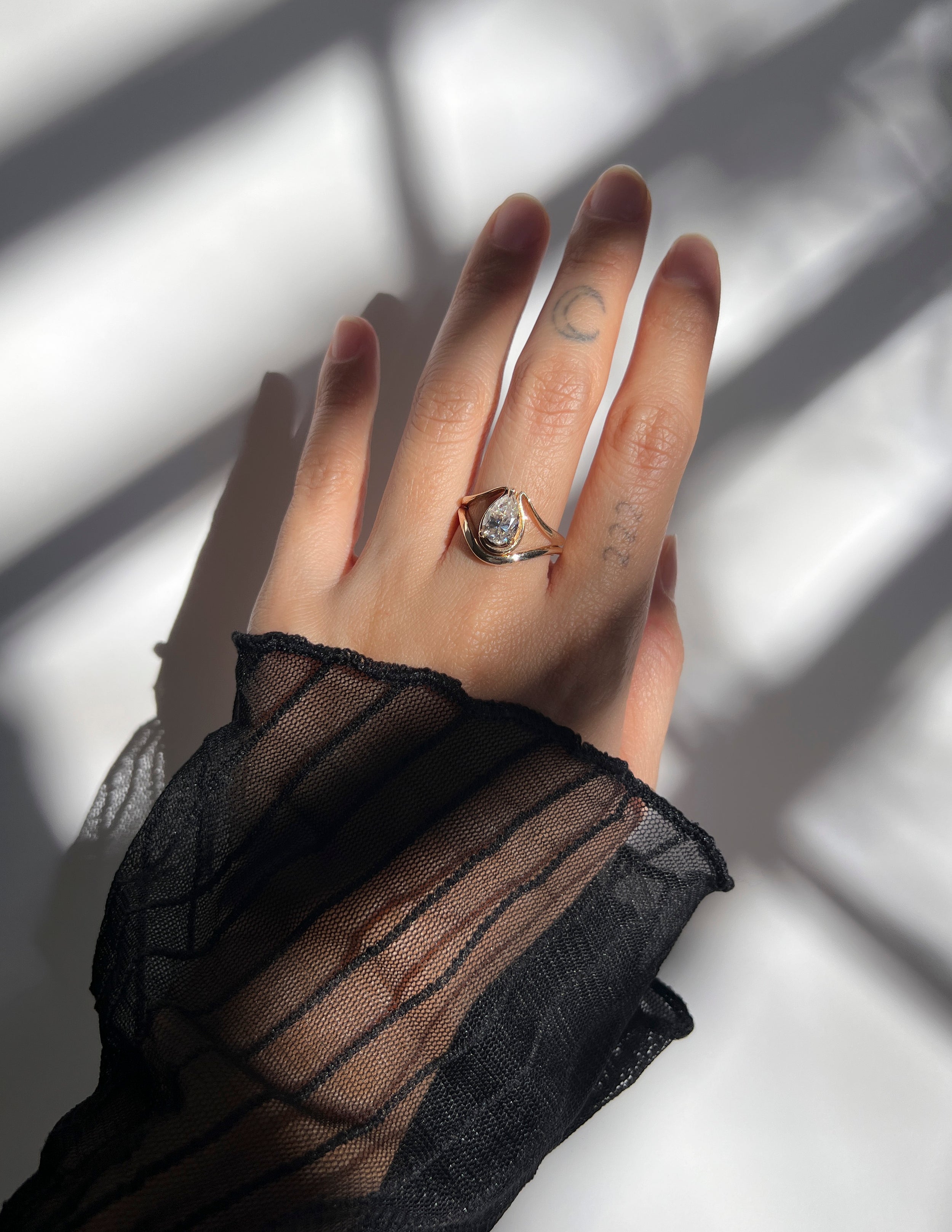 Plain curved Wedding Band