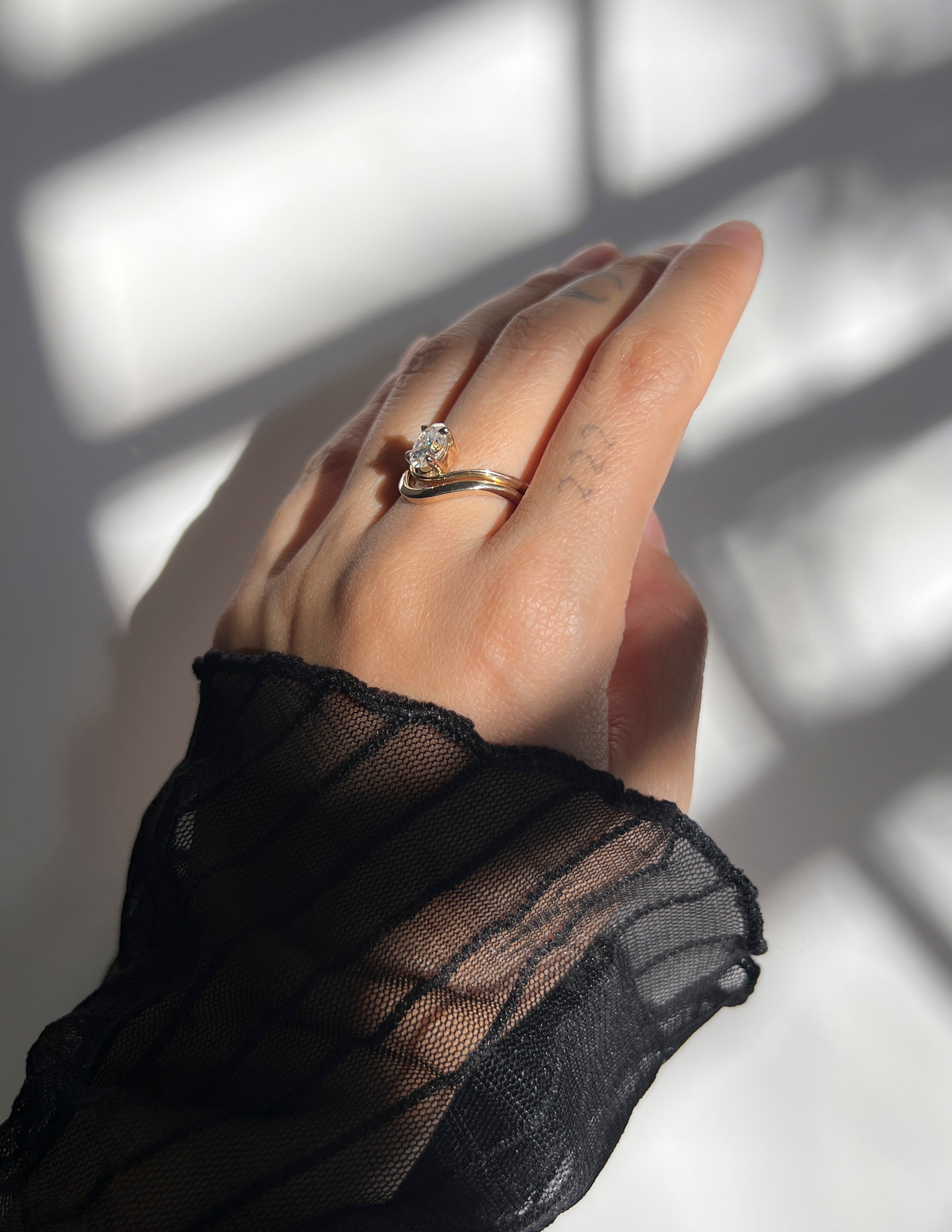 Plain curved Wedding Band