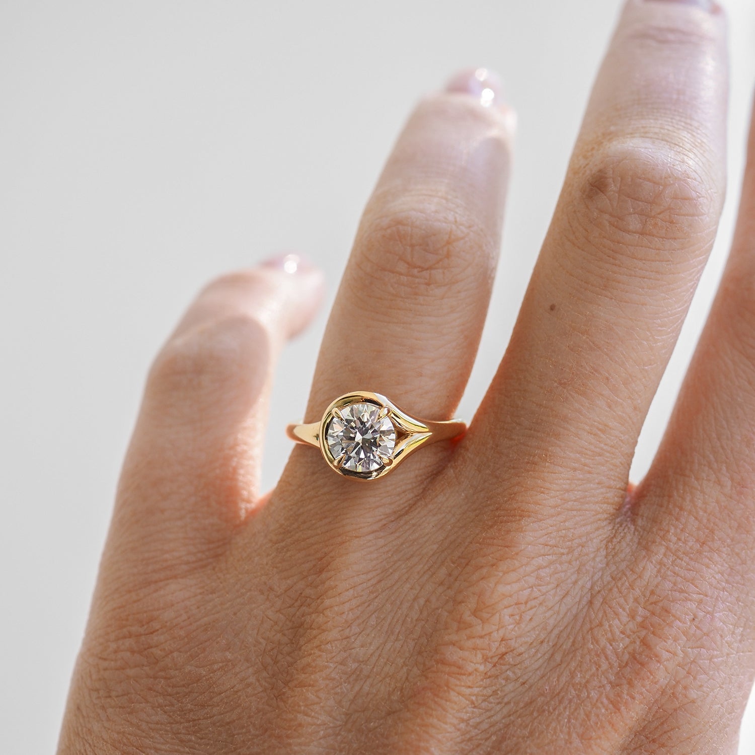 1.0 to 3.0 carats round shaped lab-grown CVD diamond solitaire engagement ring with sleek, timeless design and brilliant sparkle