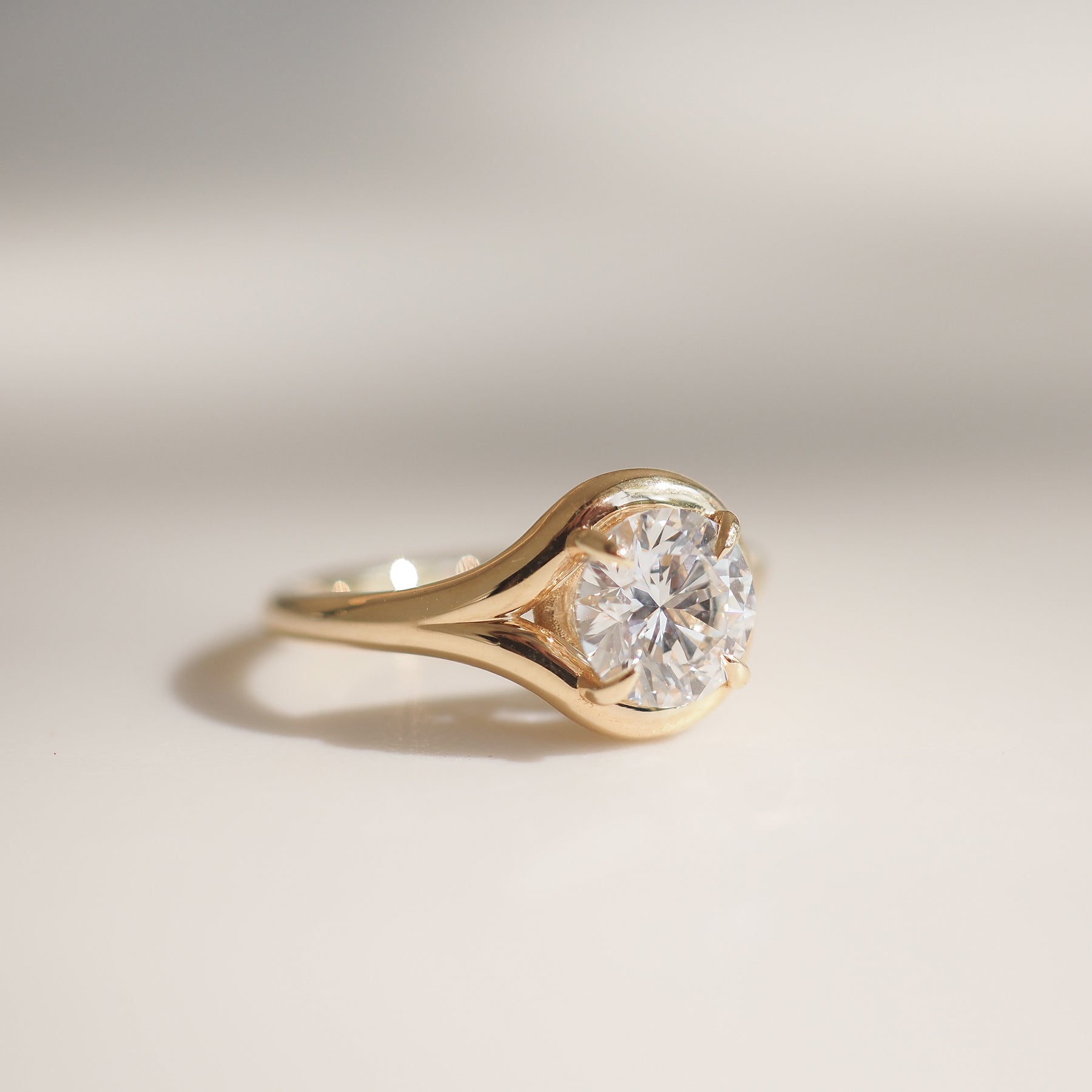 1.0 to 3.0 carats round shaped lab-grown CVD diamond solitaire engagement ring with sleek, timeless design and brilliant sparkle