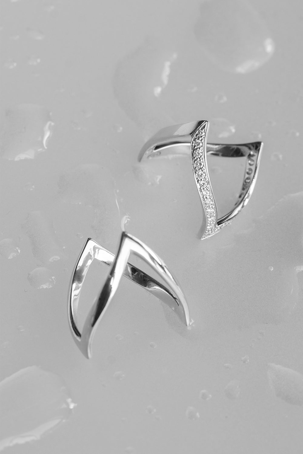 0.35 TCW Round Shaped Moissanite Curved Wedding Band