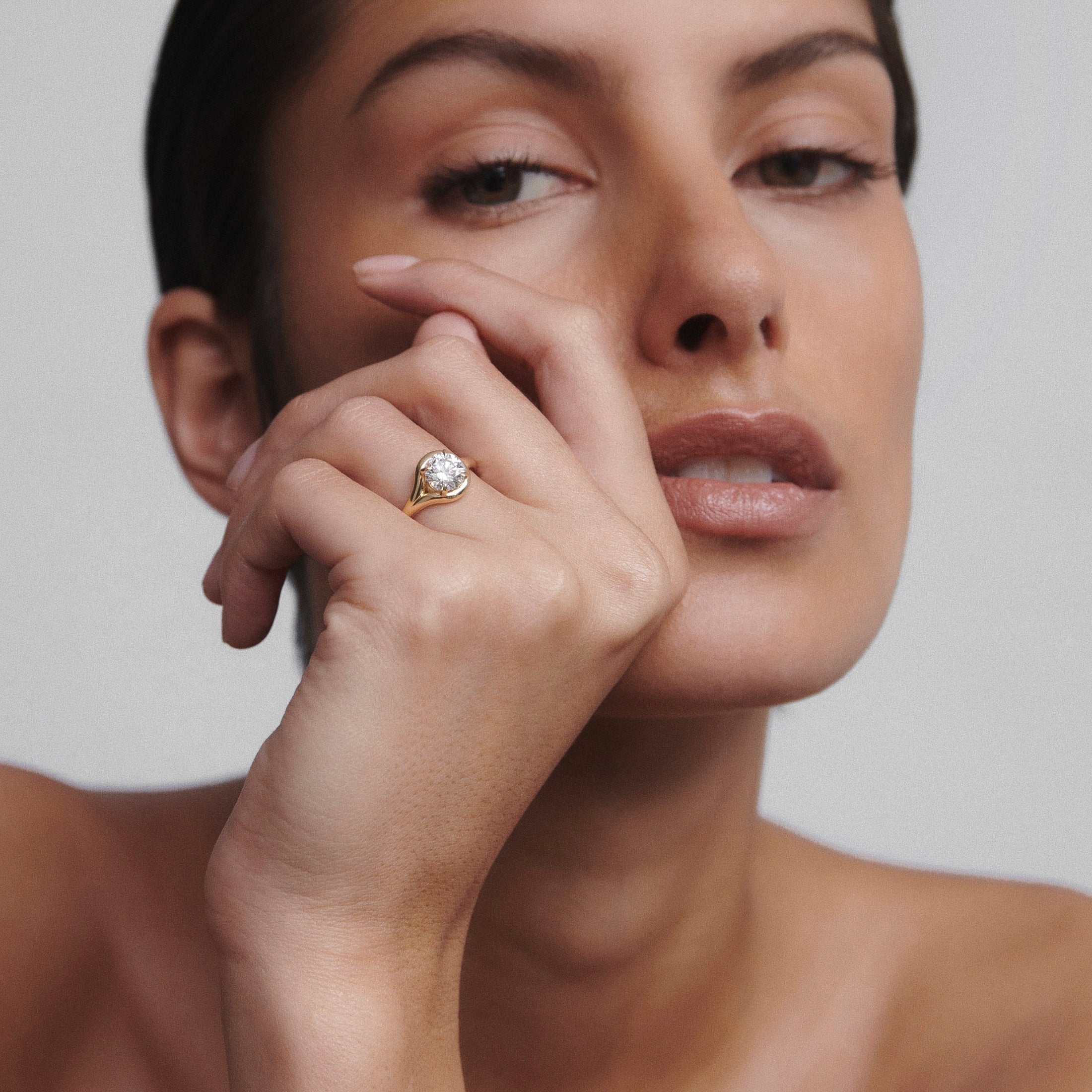 1.0 to 3.0 carats round shaped lab-grown CVD diamond solitaire engagement ring with sleek, timeless design and brilliant sparkle