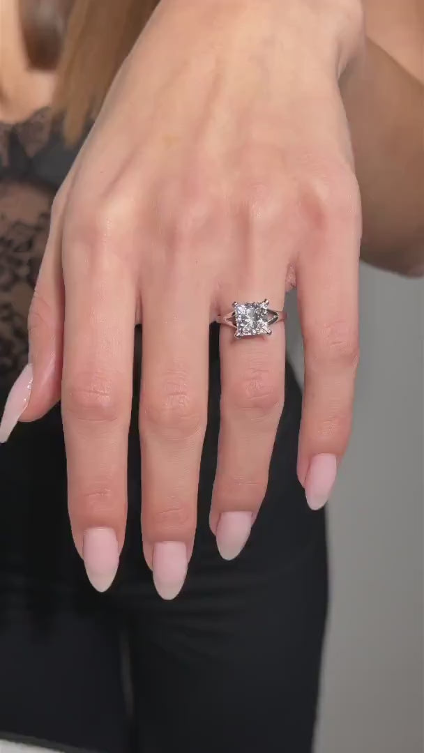 1.0–3.0 CT princess cut lab grown diamond solitaire ring with split shank band in polished metal for a clean, sculpted look