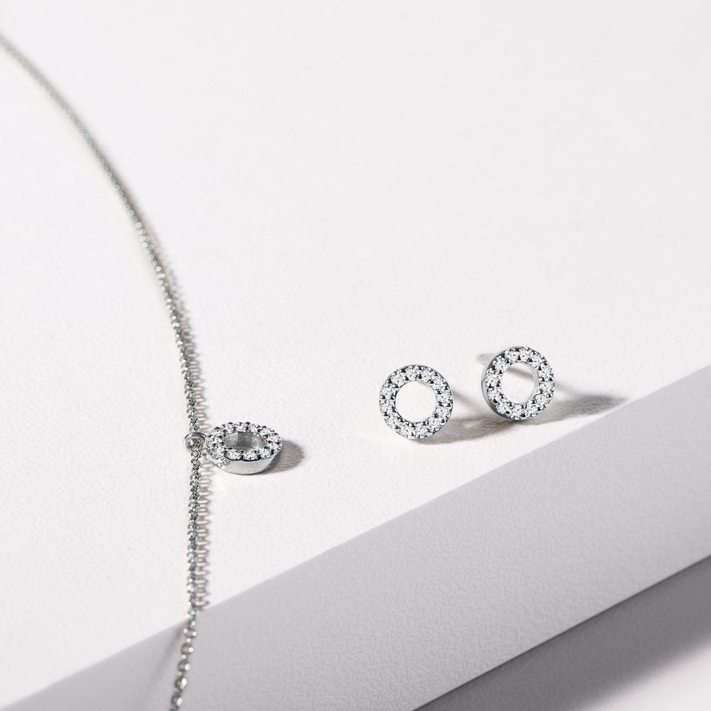 0.10 TCW Round Moissanite Diamond Circle Pendent Necklace - Camila Brown