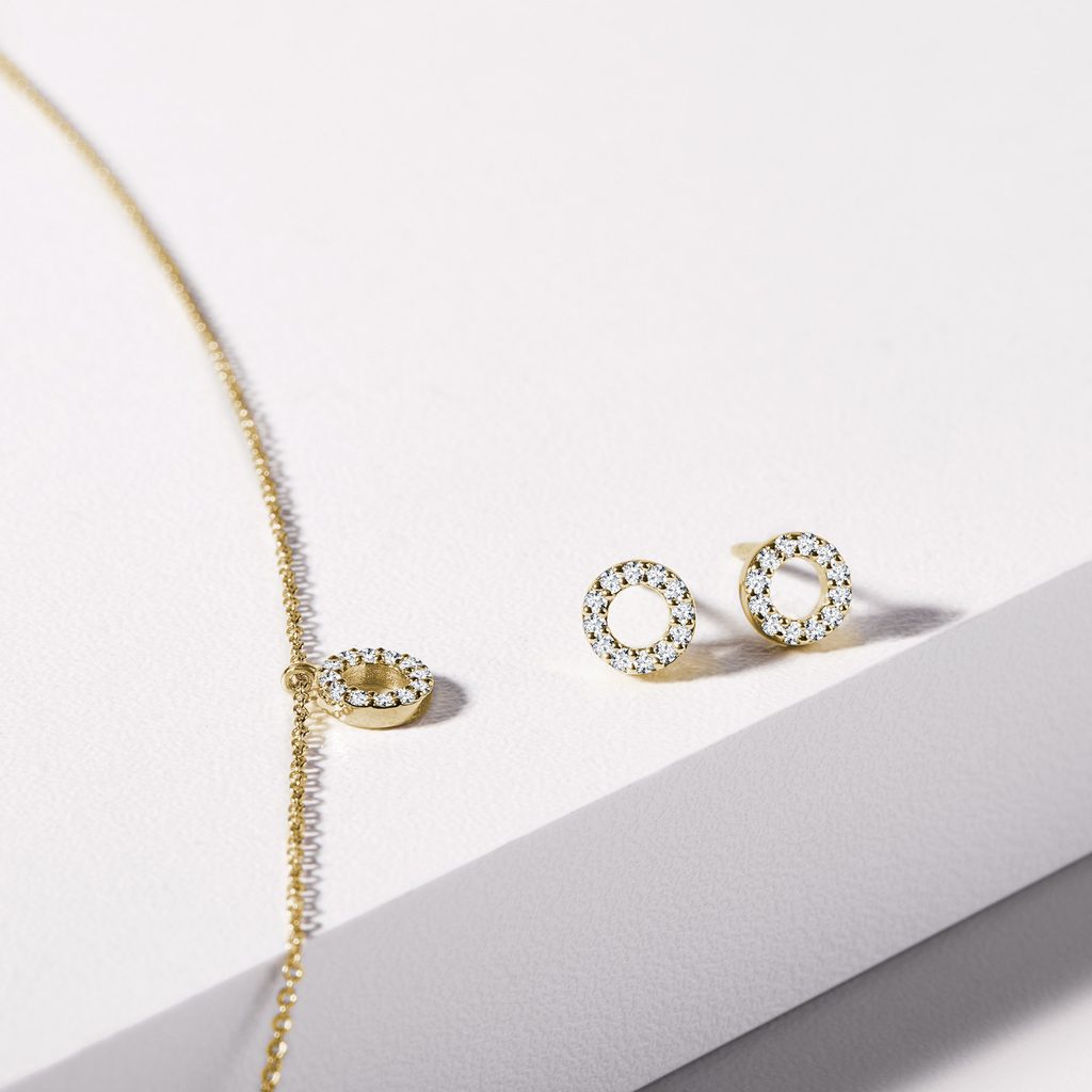 0.10 TCW Round Moissanite Diamond Circle Pendent Necklace - Camila Brown