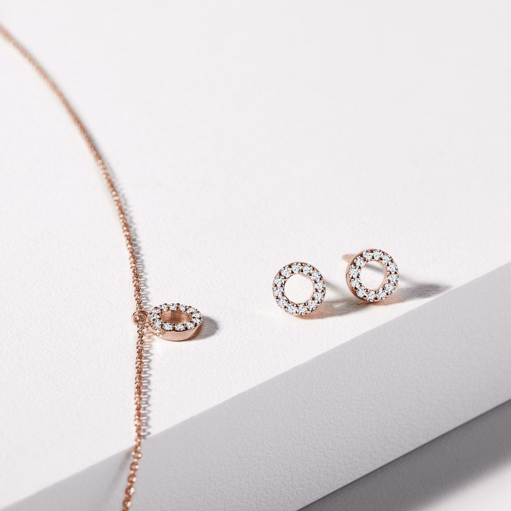 0.10 TCW Round Moissanite Diamond Circle Pendent Necklace - Camila Brown