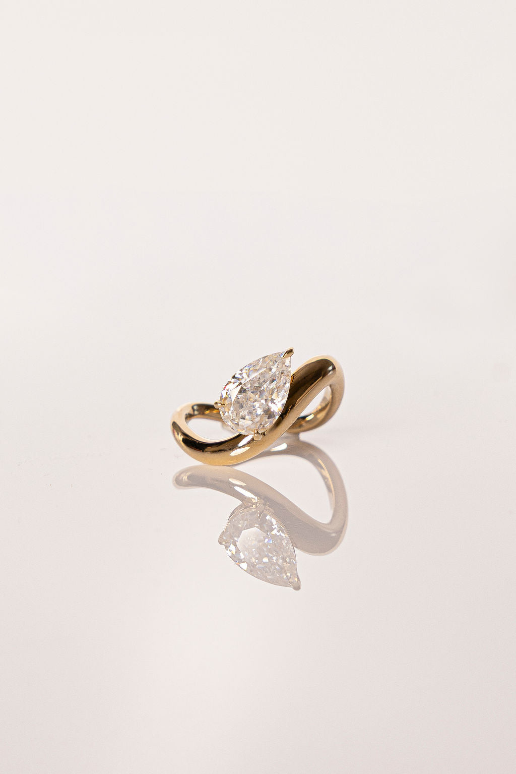 1.0-2.50 CT Pear Shaped Moissanite Unique Solitaire Engagement Ring