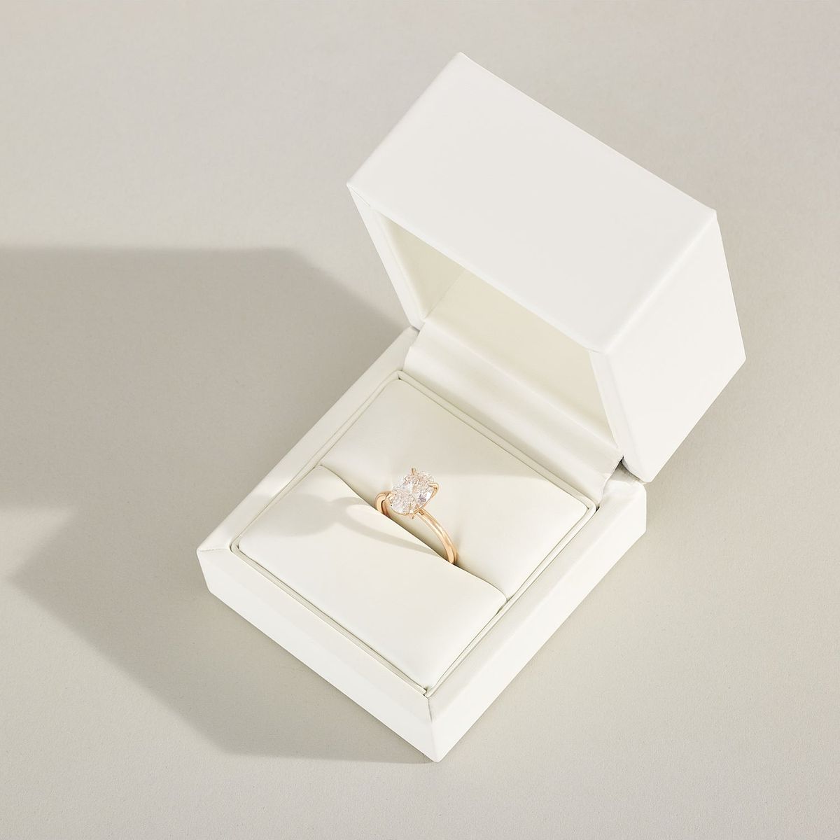 28_KateAndKole_SignatureSuite_EngagementRing_Clara_465_EDIT