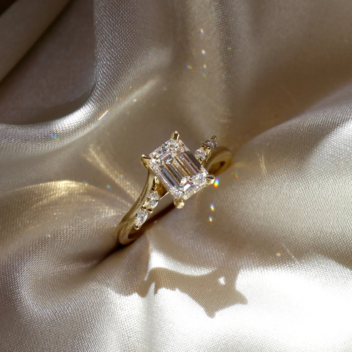 1.0-3.5 CT Emerald Lab Grown Diamond Twisted Band Engagement Ring