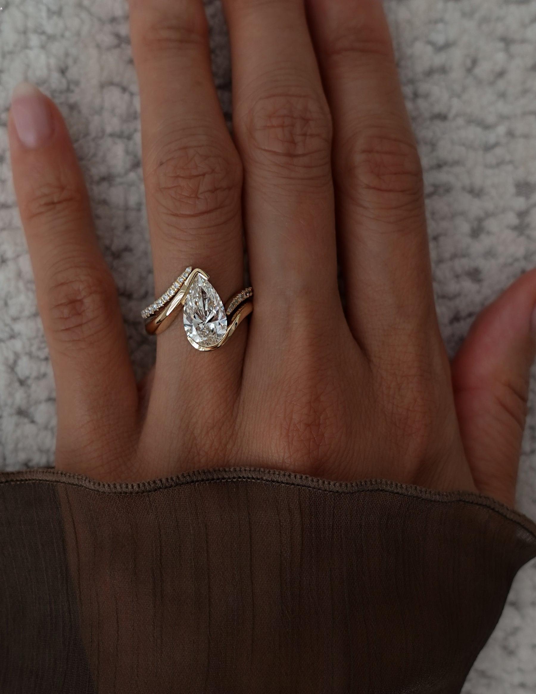 1.0 - 2.5 CT Pear Shaped Lab Grown Diamond Solitaire Bridal Set