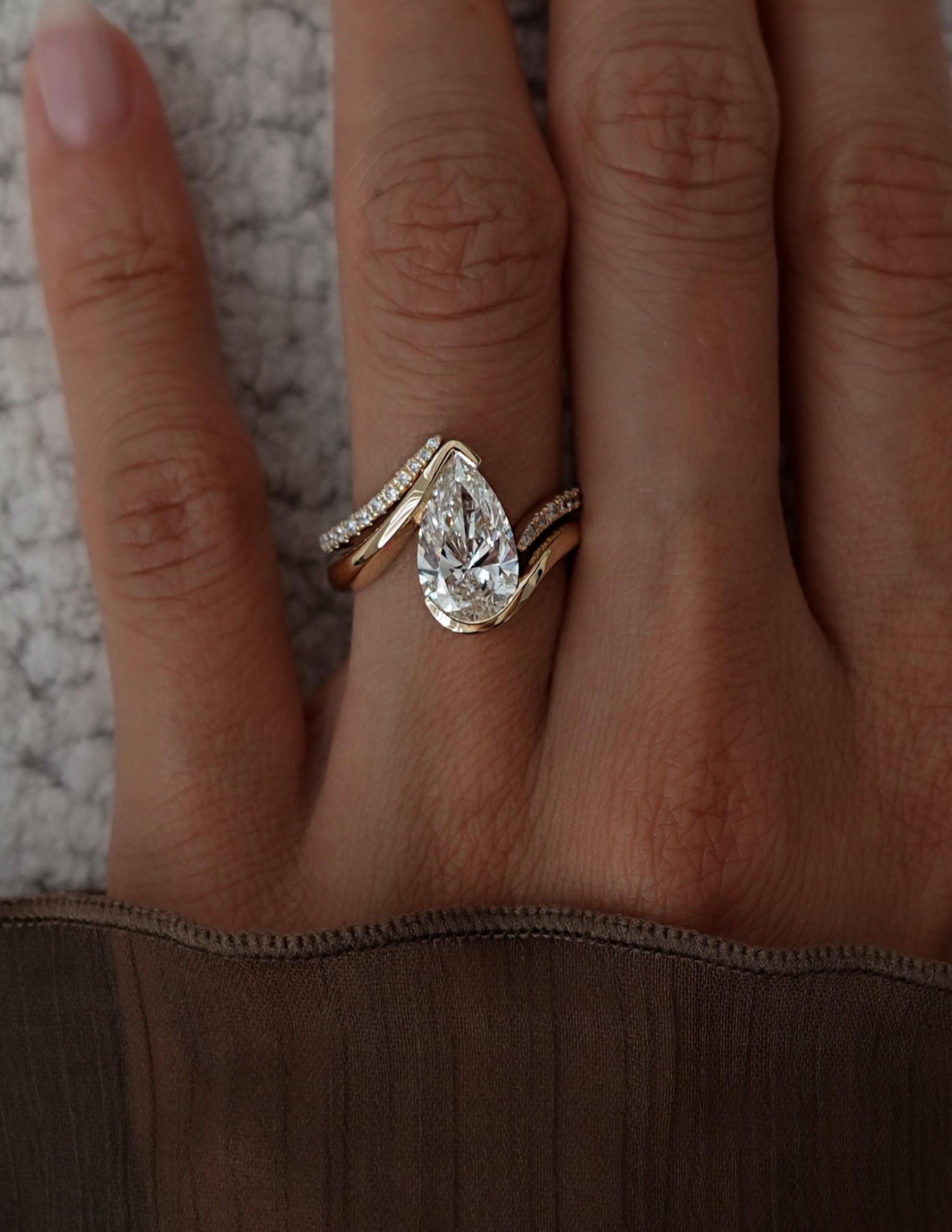 1.0 - 2.5 CT Pear Shaped Lab Grown Diamond Solitaire Bridal Set